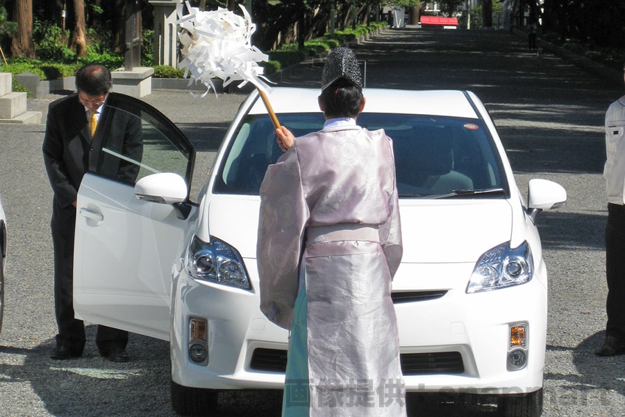 神社での交通安全祈願・車のお祓いイメージ