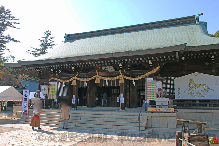 吉備津彦神社 奥の祭文殿で御祈祷が行われてる手前の拝殿からの様子（その1）