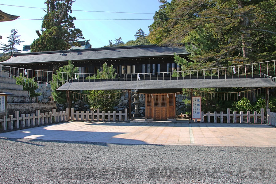 吉備津彦神社 車のお祓いを受ける車祓所の様子