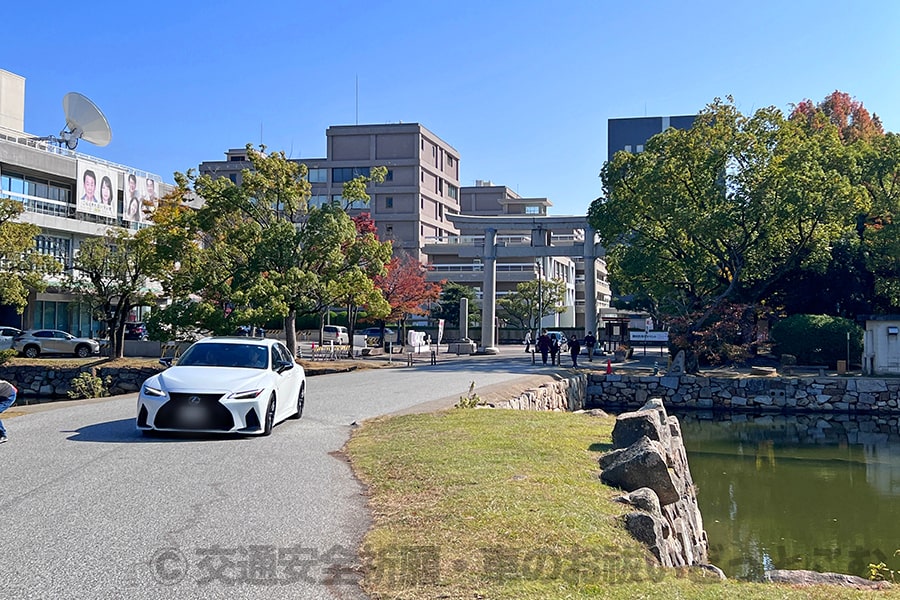 広島護國神社 城址公園内に入り堀の橋を渡る車の様子