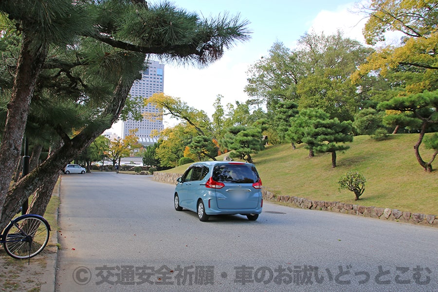 広島護國神社 広島城址公園内を護國神社に向かう車の様子