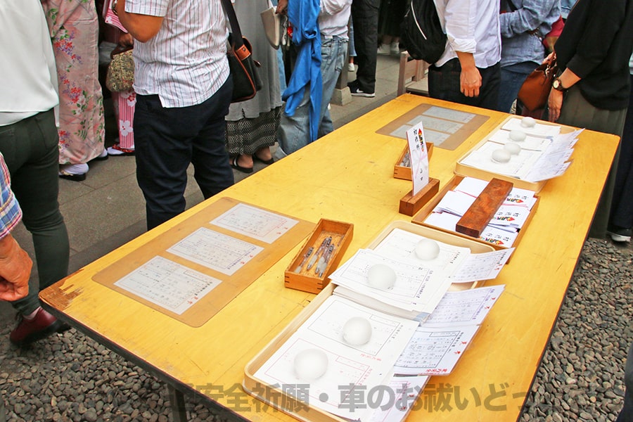 川越氷川神社 御祈祷申込用紙と記入机の様子