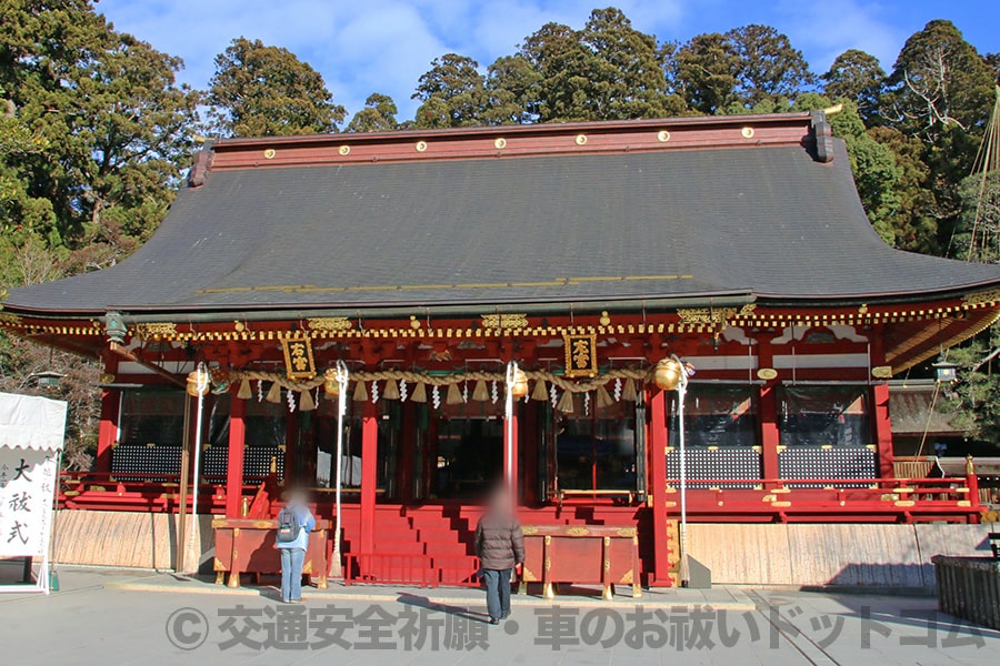 志波彦神社・鹽竈神社 交通安全祈願の御祈祷を受ける鹽竈神社の左右宮拝殿の様子