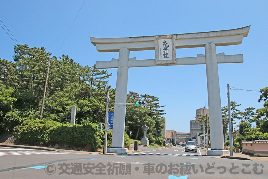 大洗磯前神社 壮大な一の鳥居の様子