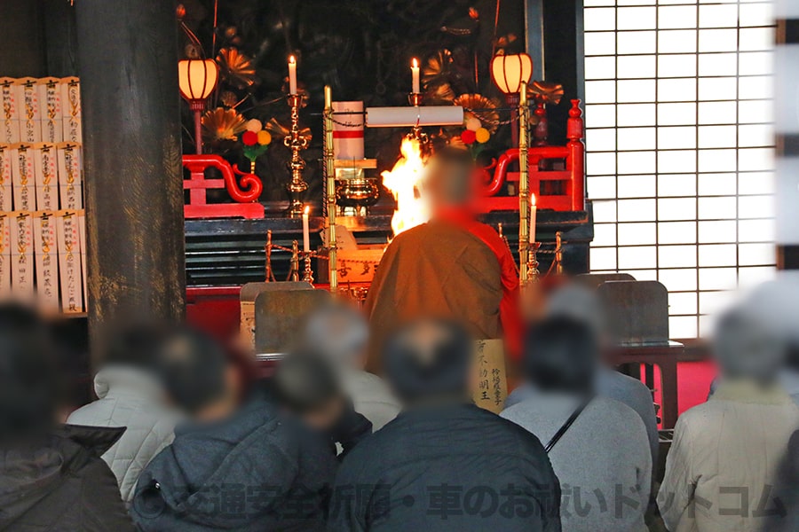 川越大師 喜多院 大黒堂前での車のお祓いの様子