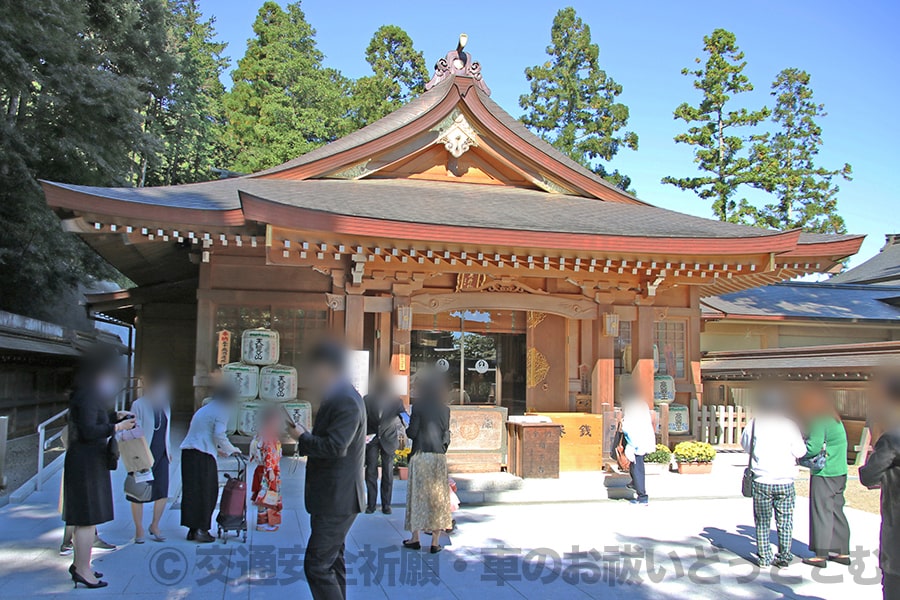 高麗神社 交通安全祈願の御祈祷の行われる御本殿の様子