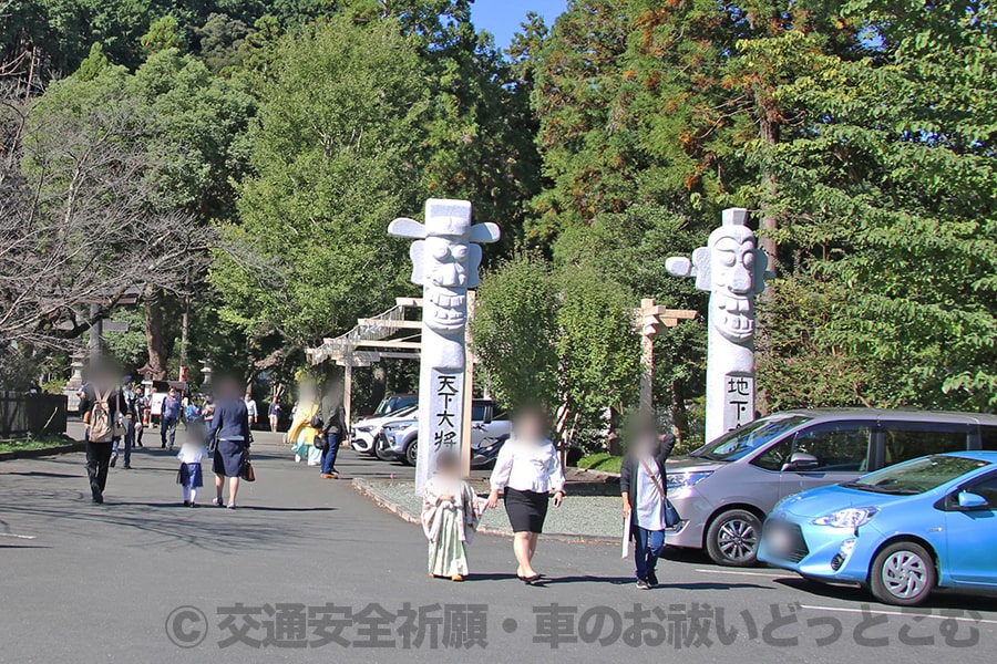 高麗神社 駐車場奥の将軍標とその奥の車祓所の様子