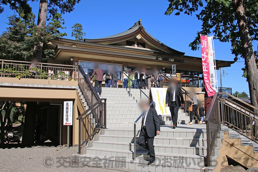 高麗神社 車祓所にて実際に車のお祓いを受けている様子