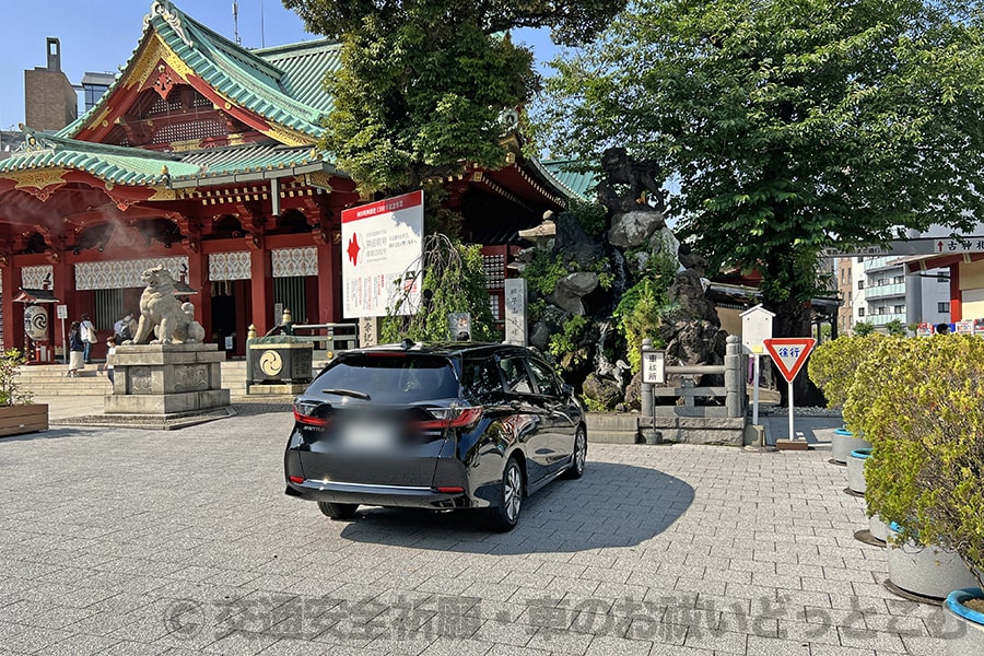 神田明神 車祓所前に停められたお祓いを受ける予定の車の様子