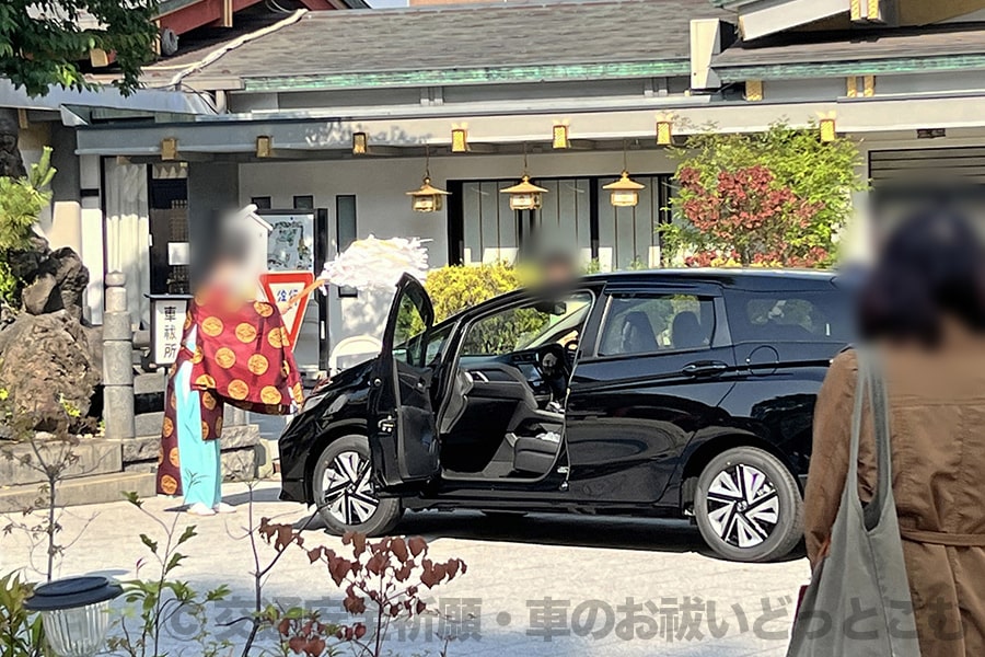 神田明神 車祓所にて車のお祓いを受けている様子その①