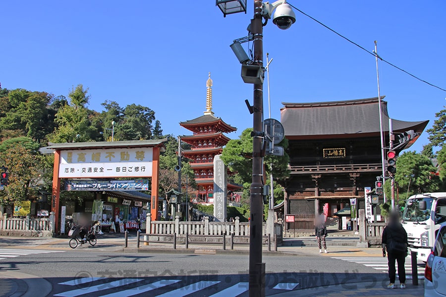 高幡不動尊 境内正面入口と仁王門の様子