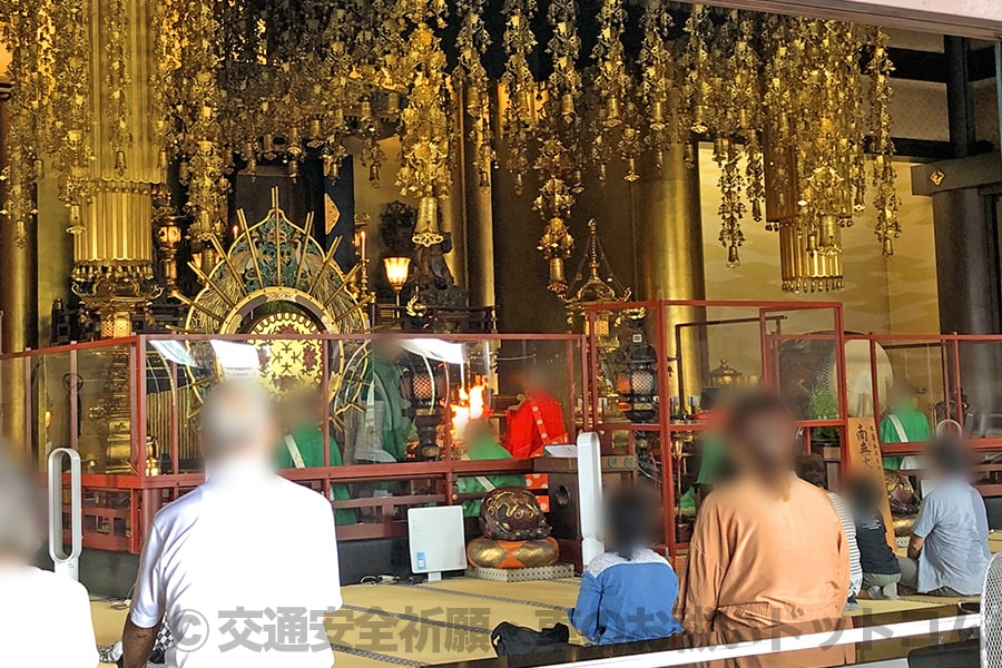 西新井大師 本堂内での護摩祈祷の様子