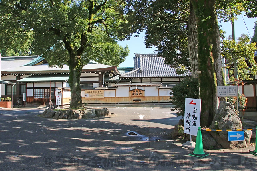 真清田神社 境内自動車清祓所へのルートと案内看板の様子
