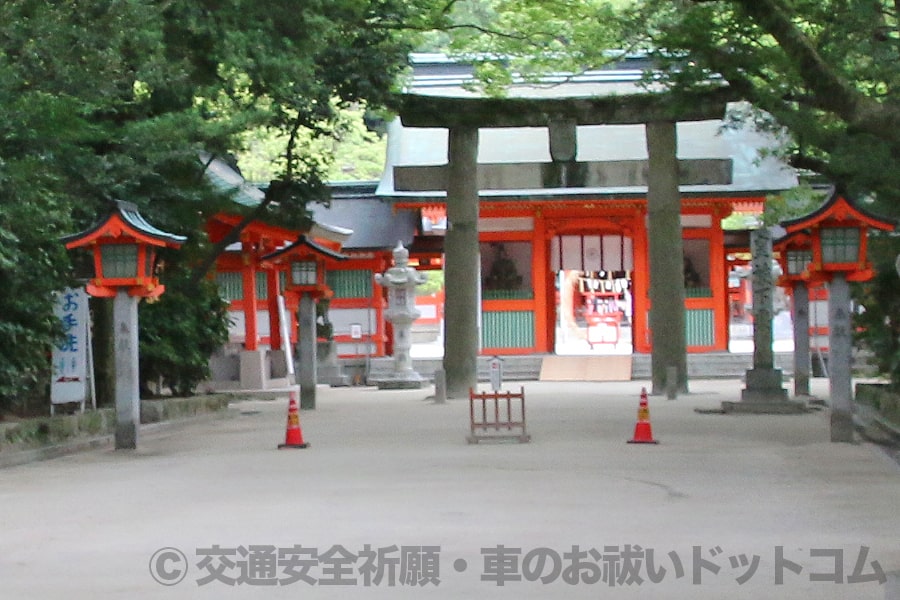 住吉神社 車祓所を示す車止めの様子