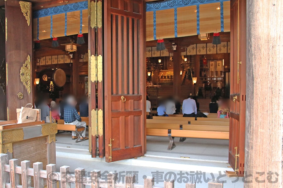 寒川神社 御社殿（拝殿）内とそこで御祈祷を受けている参拝者の様子