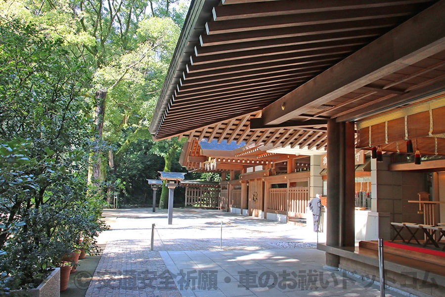熱田神宮 交通安全祈願・車のお祓いの申し込み・御祈祷を行う祈祷殿（写真奥）の様子