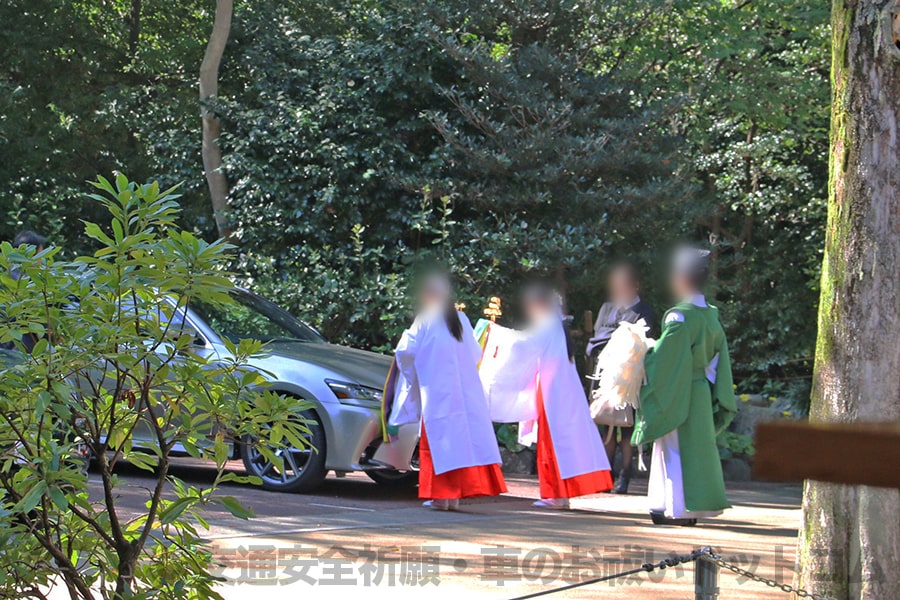 熱田神宮 祈祷殿前に停められた車のところで車のお祓いが行われている様子