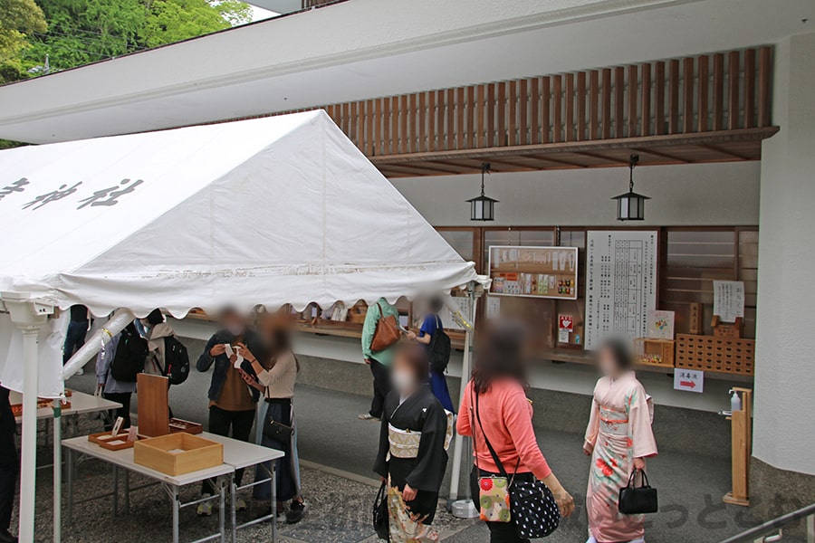 猿田彦神社 控殿御祈祷受付前に設営の御祈祷申込用紙とその記入所子